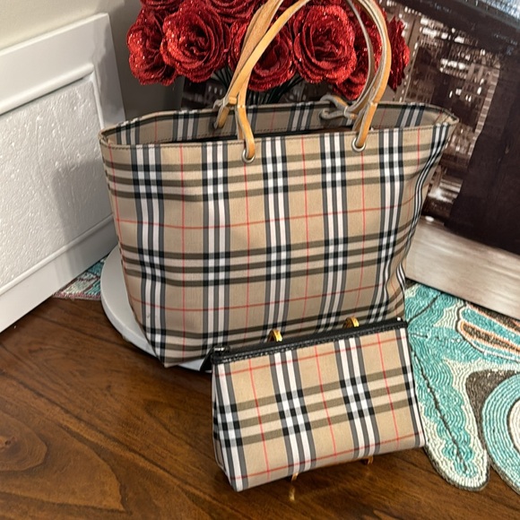 Burberry tote bag ๐ผ and cosmetic pouch ๐ in good condition beautiful clean. - Picture 16 of 16